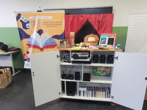 Escolas de Ipatinga recebem acervo de livros e filmes do projeto Cine Baú