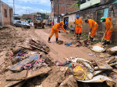 Prefeitura de Fabriciano intensifica trabalho de limpeza após enchente