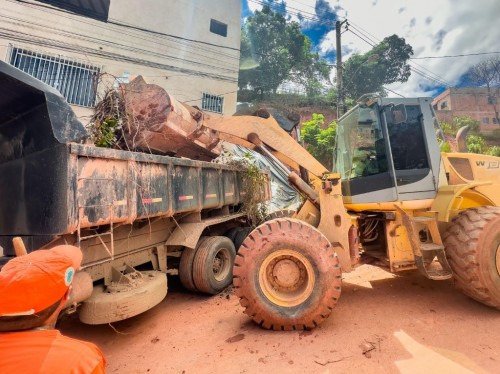 Ipatinga continua trabalho de limpeza de ruas