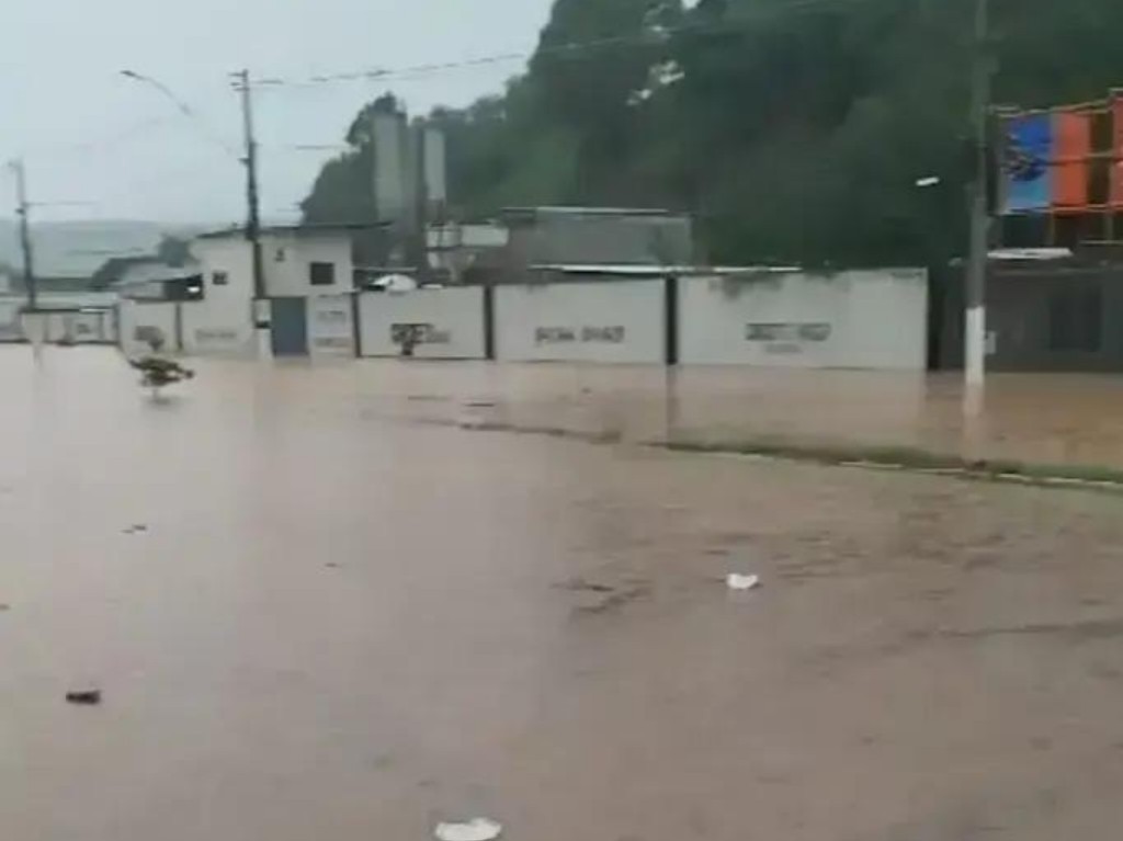 Temporal deixou ruas em Fabriciano  alagadas, parecendo um rio